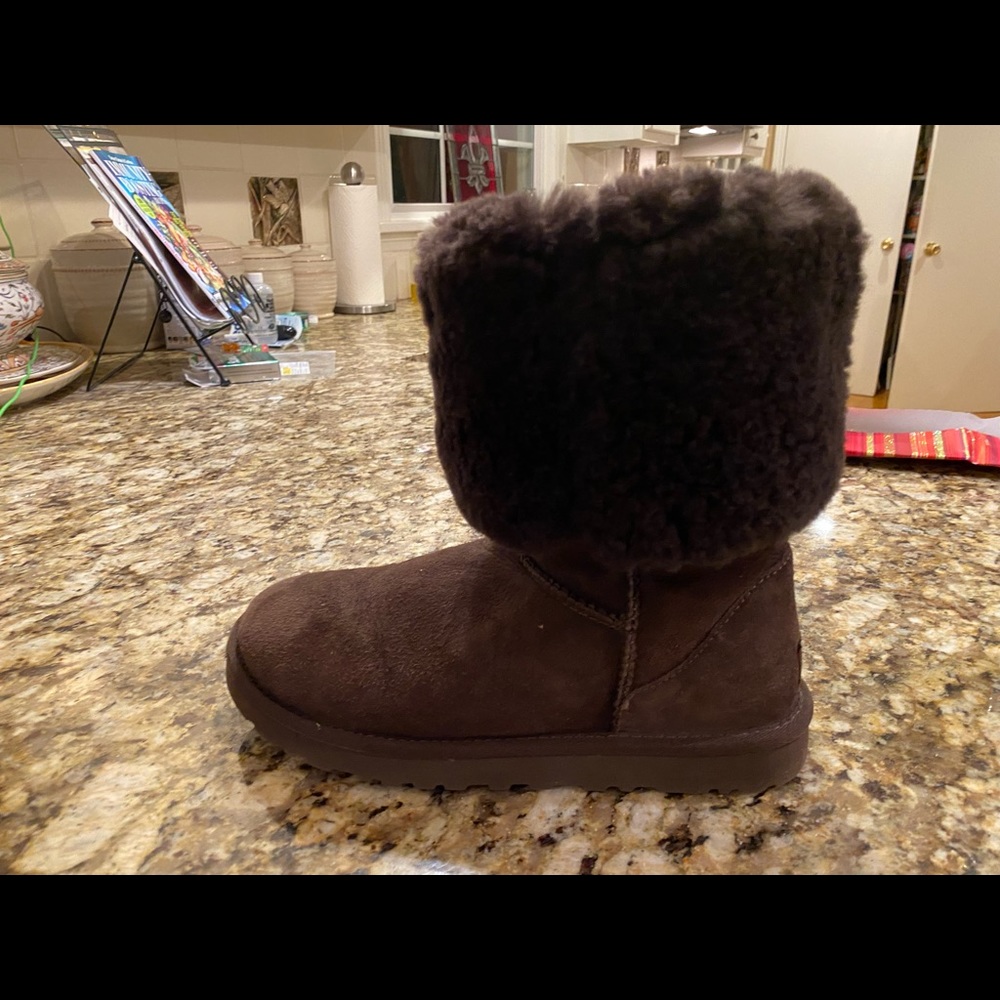 UGG Classic tall boot. Women’s 8.Fold down to make short too! NWOT. Choc brown.